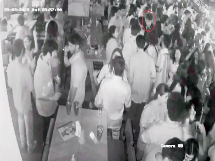 crime news bangalore s digital female painter teasing in a pub mumbai captured in cctv | Crime news : बंगळुरूच्या डिजिटल चित्रकार महिलेचा मुंबईतील पबमध्ये विनयभंग! crime news bangalore s digital female painter teasing in a pub mumbai captured in cctv | Crime news : बंगळुरूच्या डिजिटल चित्रकार महिलेचा मुंबईतील पबमध्ये विनयभंग!