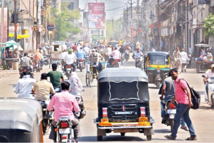 Maharashtra Lockdown: Freedom of communication, not 'ban' !; The idea of shutting down petrol, groceries, vegetables | Maharashtra Lockdown : ‘बंदी’ नव्हे, ही संचारमुक्ती !; पेट्रोल, किराणा, भाजीपाला बंद करण्याचा विचार Maharashtra Lockdown: Freedom of communication, not 'ban' !; The idea of shutting down petrol, groceries, vegetables | Maharashtra Lockdown : ‘बंदी’ नव्हे, ही संचारमुक्ती !; पेट्रोल, किराणा, भाजीपाला बंद करण्याचा विचार