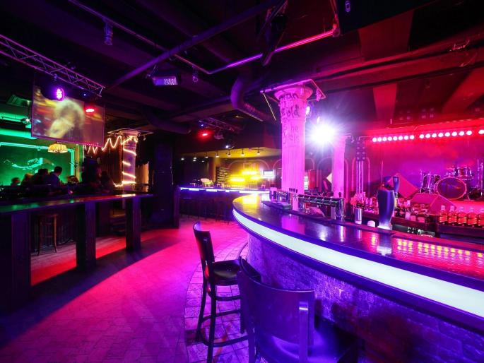 Pubs, bars to close online payment after scheduled time? Will check the legal feasibility | पब, बारमध्ये निर्धारित वेळेनंतर ऑनलाइन पेमेंट होणार बंद? कायदेशीर व्यवहार्यता तपासणार