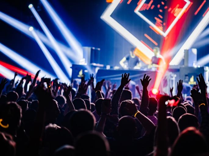 When will action be taken against unauthorized pubs, hotels in Pune city? Common Pune residents are suffering | पुणे शहरातील अनधिकृत पब, हॉटेलवर कारवाई कधी? सामान्य पुणेकरांना सहन करावा लागतोय त्रास