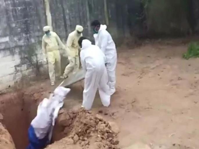 Health Workers Throw Corona Patient Dead Body In Puducherry | CoronaVirus News: ...अन् आरोग्य कर्मचाऱ्यांनी कोरोनाबाधिताचा मृतदेह खड्ड्यात फेकला; व्हिडीओ व्हायरल Health Workers Throw Corona Patient Dead Body In Puducherry | CoronaVirus News: ...अन् आरोग्य कर्मचाऱ्यांनी कोरोनाबाधिताचा मृतदेह खड्ड्यात फेकला; व्हिडीओ व्हायरल