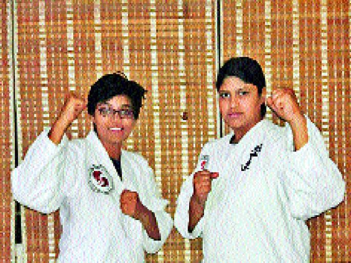 Vaishnavi Mandekar and Asmita Joshi will be launching the world record for breaking thousands of tiles on their nails | खिळ्यांवर झोपून हजार किलो फरशा अंगावर फोडणार, वैष्णवी मांडेकर व अस्मिता जोशी जागतिक विक्रमासाठी लावणार कस Vaishnavi Mandekar and Asmita Joshi will be launching the world record for breaking thousands of tiles on their nails | खिळ्यांवर झोपून हजार किलो फरशा अंगावर फोडणार, वैष्णवी मांडेकर व अस्मिता जोशी जागतिक विक्रमासाठी लावणार कस