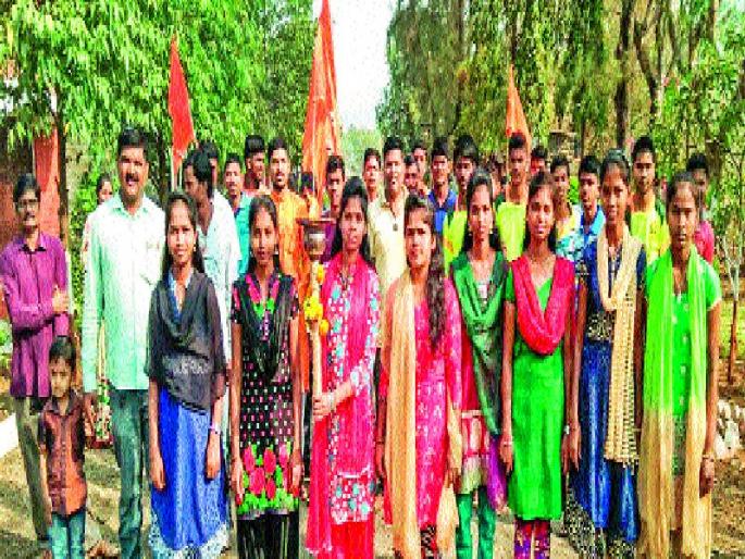 Shiv Jayanti celebrates in a warm atmosphere | शिवजयंती उत्साहपूर्ण वातावरणात साजरी Shiv Jayanti celebrates in a warm atmosphere | शिवजयंती उत्साहपूर्ण वातावरणात साजरी
