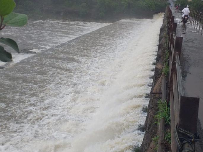 Rains intensify again in Sangli district; Dams, bridges under water in many places | सांगली जिल्ह्यात पावसाचा जोर पुन्हा वाढला; अनेक ठिकाणचे बंधारे, पूल पाण्याखाली