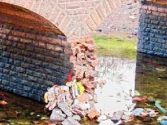 The pillar of the bridge connecting Pimpard Takalwadi villages was destroyed | धोकादायक : पिंपरद-टाकळवाडी गावांना जोडणारा पुलाचा खांब खचला ! The pillar of the bridge connecting Pimpard Takalwadi villages was destroyed | धोकादायक : पिंपरद-टाकळवाडी गावांना जोडणारा पुलाचा खांब खचला !
