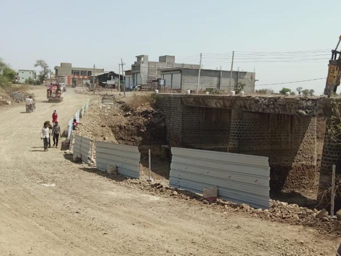 At the begining rainy season in Selu Bujar broke the main bridge! | शेलुबाजार येथे ऐन पावसाळ्याच्या तोंडावर मुुख्य पुल तोडला! At the begining rainy season in Selu Bujar broke the main bridge! | शेलुबाजार येथे ऐन पावसाळ्याच्या तोंडावर मुुख्य पुल तोडला!