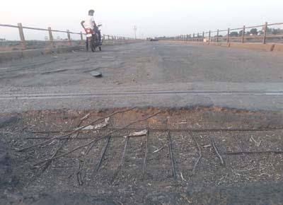 The villages have lost contact with the bridge due to the rains | पावसामुळे पूल तुटल्याने गावांचा संपर्क तुटला The villages have lost contact with the bridge due to the rains | पावसामुळे पूल तुटल्याने गावांचा संपर्क तुटला