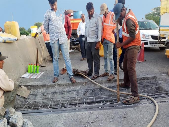 Just four years ago, the new bridge of Kolhar is a breakthrough | अवघ्या चार वर्षापुर्वीच्या कोल्हारच्या नव्या पुलाला भगदाड Just four years ago, the new bridge of Kolhar is a breakthrough | अवघ्या चार वर्षापुर्वीच्या कोल्हारच्या नव्या पुलाला भगदाड