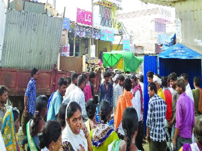 In Bhokar the encroachment of the flyover was removed | भोकरमध्ये उड्डाणपुलाखालचे अतिक्रमण हटविले In Bhokar the encroachment of the flyover was removed | भोकरमध्ये उड्डाणपुलाखालचे अतिक्रमण हटविले