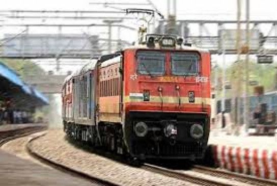 Attempt to snatch Vidarbha train; Allegations of passengers of Maharashtra Express | विदर्भाची रेल्वेगाडी हिसकावण्याचा प्रयत्न; प्रवाशांचा आरोप Attempt to snatch Vidarbha train; Allegations of passengers of Maharashtra Express | विदर्भाची रेल्वेगाडी हिसकावण्याचा प्रयत्न; प्रवाशांचा आरोप