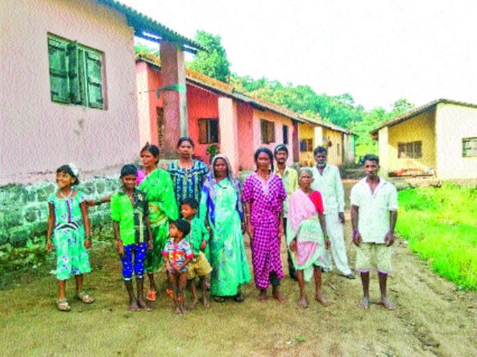 House records stuck in red clutches, people's water alert | लाल फितीत अडकल्या घरांच्या नोंदी, लोकांचा जलसमाधी घेण्याचा इशारा House records stuck in red clutches, people's water alert | लाल फितीत अडकल्या घरांच्या नोंदी, लोकांचा जलसमाधी घेण्याचा इशारा