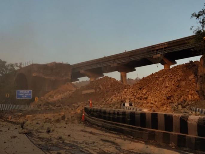 CoronaVirus: pune Amritanjan bridge finally collaps vrd | CoronaVirus: ...अखेर मुंबई-पुणे राष्ट्रीय महामार्गावरील अमृतांजन पूल झाला इतिहासजमा CoronaVirus: pune Amritanjan bridge finally collaps vrd | CoronaVirus: ...अखेर मुंबई-पुणे राष्ट्रीय महामार्गावरील अमृतांजन पूल झाला इतिहासजमा