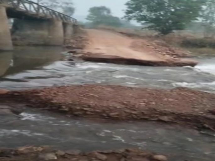 No solution even after the collapse of the bridge on the Gunjawani river; Communication with 25 villages is disrupted, warning of election boycott | गुंजवणी नदीवरील पूल कोसळल्यानंतरही तोडगा नाही; २५ गावांचा संपर्क ठप्प, निवडणूक बहिष्काराचा इशारा No solution even after the collapse of the bridge on the Gunjawani river; Communication with 25 villages is disrupted, warning of election boycott | गुंजवणी नदीवरील पूल कोसळल्यानंतरही तोडगा नाही; २५ गावांचा संपर्क ठप्प, निवडणूक बहिष्काराचा इशारा