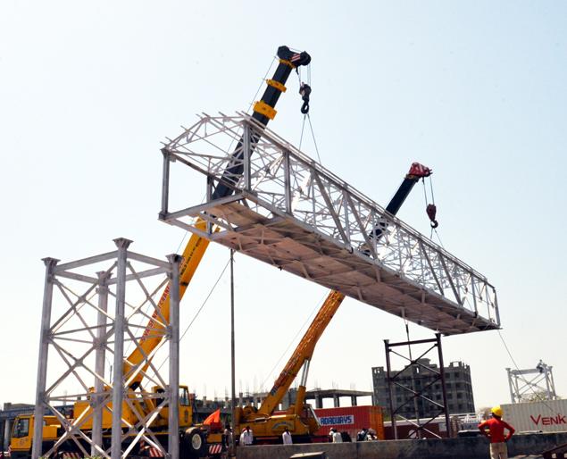 On The Spot; In just 12 hours, a 170-foot iron bridge was built; Four cranes stabilized at 45 feet, 80 tons of steel! | On The Spot; अवघ्या बारा तासात उभारला गेला १७० फुटी लोखंडी पूल; चार क्रेनमधून ४५ फूट उंचावर स्थिरावला ८० टनी सांगाडा ! On The Spot; In just 12 hours, a 170-foot iron bridge was built; Four cranes stabilized at 45 feet, 80 tons of steel! | On The Spot; अवघ्या बारा तासात उभारला गेला १७० फुटी लोखंडी पूल; चार क्रेनमधून ४५ फूट उंचावर स्थिरावला ८० टनी सांगाडा !