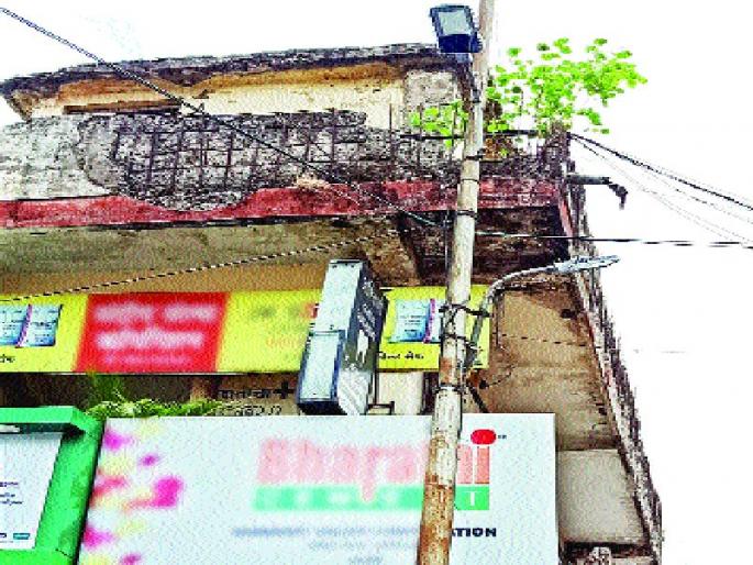 Dangerous building business complex | व्यापारी संकुल इमारत धोकादायक Dangerous building business complex | व्यापारी संकुल इमारत धोकादायक