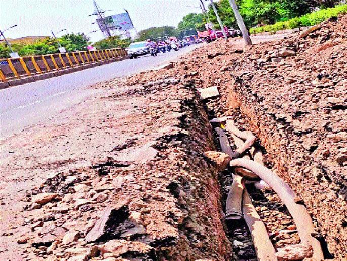 Driving the road obstruct the traffic | रस्ता खोदल्याने वाहतुकीस अडथळा Driving the road obstruct the traffic | रस्ता खोदल्याने वाहतुकीस अडथळा