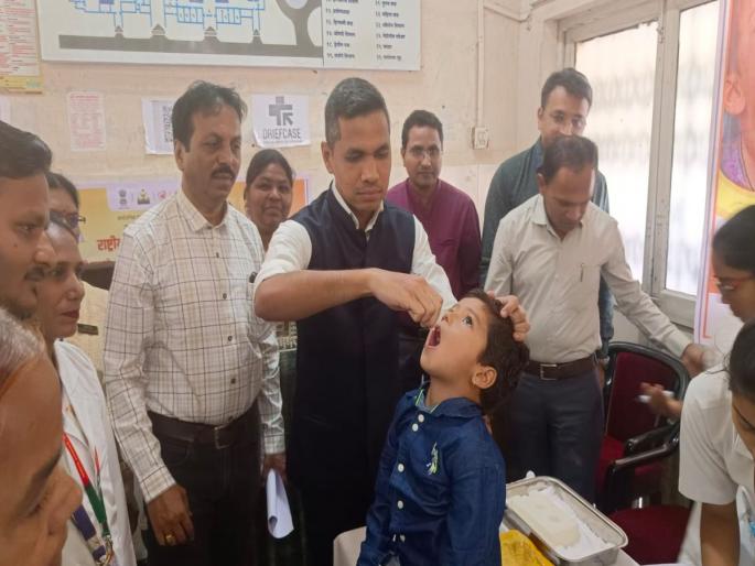 Polio dose given to five year old children | पाच वर्षातील बालकांना पाजला पोलिओ डोज Polio dose given to five year old children | पाच वर्षातील बालकांना पाजला पोलिओ डोज