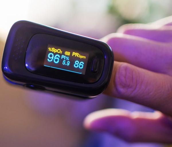 'Pulse oximeter' given to isolates | आयसोलेट असणाऱ्यांना दिले ‘पल्स ऑक्सिमीटर’ 'Pulse oximeter' given to isolates | आयसोलेट असणाऱ्यांना दिले ‘पल्स ऑक्सिमीटर’