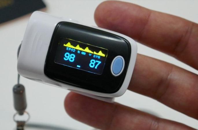 Precautions to be taken while using pulse oximeter: Confusion about the device has increased | पल्स ऑक्सिमीटर वापरताना घ्यायला हवी काळजी : उपकरणाबाबत संभ्रम वाढला Precautions to be taken while using pulse oximeter: Confusion about the device has increased | पल्स ऑक्सिमीटर वापरताना घ्यायला हवी काळजी : उपकरणाबाबत संभ्रम वाढला