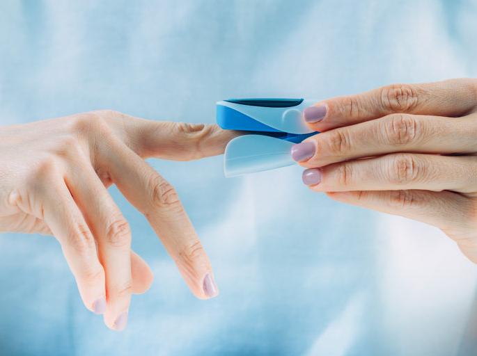 Now add an oximeter to the first aid kit for corona prevention | कोरोना प्रतिबंधासाठी आता प्रथमोपचार पेटीत ऑक्सिमीटरची भर Now add an oximeter to the first aid kit for corona prevention | कोरोना प्रतिबंधासाठी आता प्रथमोपचार पेटीत ऑक्सिमीटरची भर