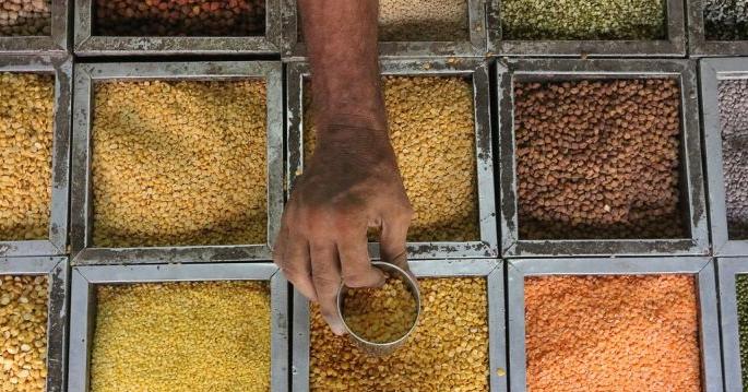 Restrictions on imports of pulses will continue: The Center's decision is right | डाळींच्या आयातीवर निर्बंध जारी राहणार : केंद्राचा निर्णय योग्य Restrictions on imports of pulses will continue: The Center's decision is right | डाळींच्या आयातीवर निर्बंध जारी राहणार : केंद्राचा निर्णय योग्य