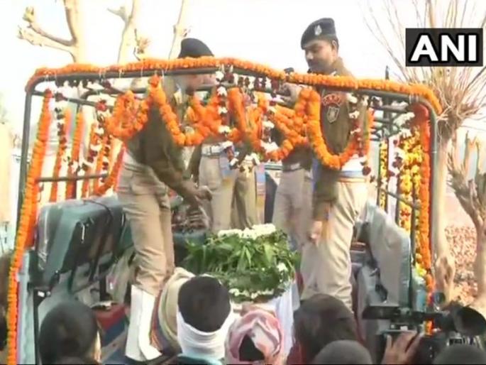 private school principal gold bangles sold donate bareilly pulwama attack | सोन्याच्या बांगड्या विकून मुख्याध्यापिकेने केली शहीद जवानांच्या कुटुंबीयांना आर्थिक मदत