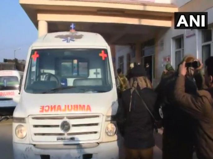 Terrorist grenade attack in Jammu and Kashmir, four policemen injured | जम्मू-काश्मीरमध्ये दहशतवाद्यांचा ग्रेनेड हल्ला, चार पोलीस जखमी Terrorist grenade attack in Jammu and Kashmir, four policemen injured | जम्मू-काश्मीरमध्ये दहशतवाद्यांचा ग्रेनेड हल्ला, चार पोलीस जखमी