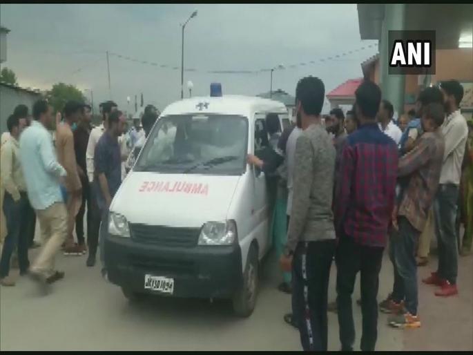 Terrorists lobbed a grenade at Pulwama police station | पुलवामामध्ये दहशतवाद्यांचा नंगानाच, पोलीस ठाण्यावर ग्रेनेड हल्ला, पाच जण जखमी Terrorists lobbed a grenade at Pulwama police station | पुलवामामध्ये दहशतवाद्यांचा नंगानाच, पोलीस ठाण्यावर ग्रेनेड हल्ला, पाच जण जखमी