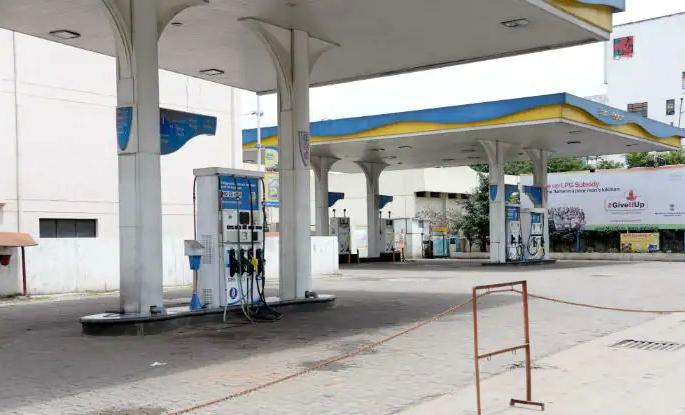 90 percent of petrol pumps in rural areas stalled due to construction department conditions | बांधकाम विभागाच्या अटींमुळे ग्रामीण भागातील ९० टक्के पेट्रोलपंप रखडले 90 percent of petrol pumps in rural areas stalled due to construction department conditions | बांधकाम विभागाच्या अटींमुळे ग्रामीण भागातील ९० टक्के पेट्रोलपंप रखडले