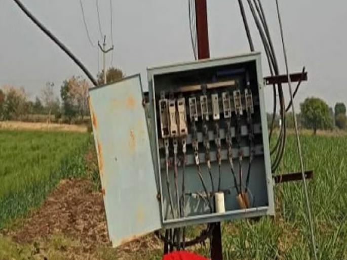 Mahavitaran cut off the power to agricultural pumps on Krishna river | Sangli: महावितरणने तोडली कृष्णा नदीवरील शेतीपंपांची वीज, पाणी टंचाईमुळे निर्णय  Mahavitaran cut off the power to agricultural pumps on Krishna river | Sangli: महावितरणने तोडली कृष्णा नदीवरील शेतीपंपांची वीज, पाणी टंचाईमुळे निर्णय