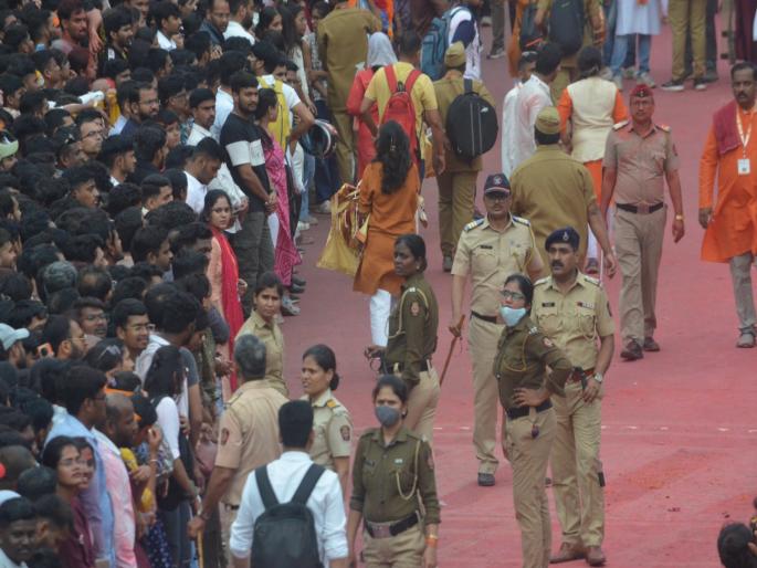 Pune Ganpati Festival obstacles to the procession, poor planning by the police, no control over the crowd, failure to mediate with the mandals | Pune Ganpati Festival : मिरवणुकीला अडथळे, पोलिसांचे ढिसाळ नियोजन, गर्दीवर नियंत्रणच नाही, मंडळांशीही मध्यस्थी करण्यात अपयश Pune Ganpati Festival obstacles to the procession, poor planning by the police, no control over the crowd, failure to mediate with the mandals | Pune Ganpati Festival : मिरवणुकीला अडथळे, पोलिसांचे ढिसाळ नियोजन, गर्दीवर नियंत्रणच नाही, मंडळांशीही मध्यस्थी करण्यात अपयश