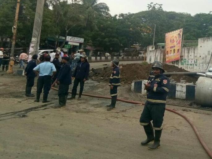 Due to the shock of JCB, gasoline gas | जेसीबीचा धक्का लागल्याने गॅसवाहिनीतून वायूगळती Due to the shock of JCB, gasoline gas | जेसीबीचा धक्का लागल्याने गॅसवाहिनीतून वायूगळती