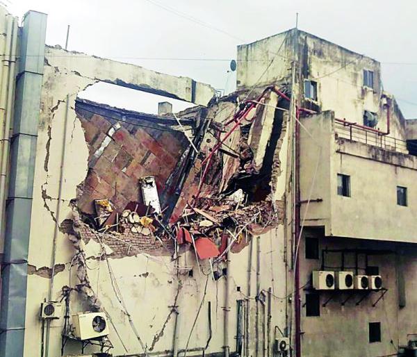 Pokelen broke the old part of the Poonam Inox Mall | पोकलेनने पूनम आयनॉक्स मॉलचा जीर्ण भाग तोडला Pokelen broke the old part of the Poonam Inox Mall | पोकलेनने पूनम आयनॉक्स मॉलचा जीर्ण भाग तोडला