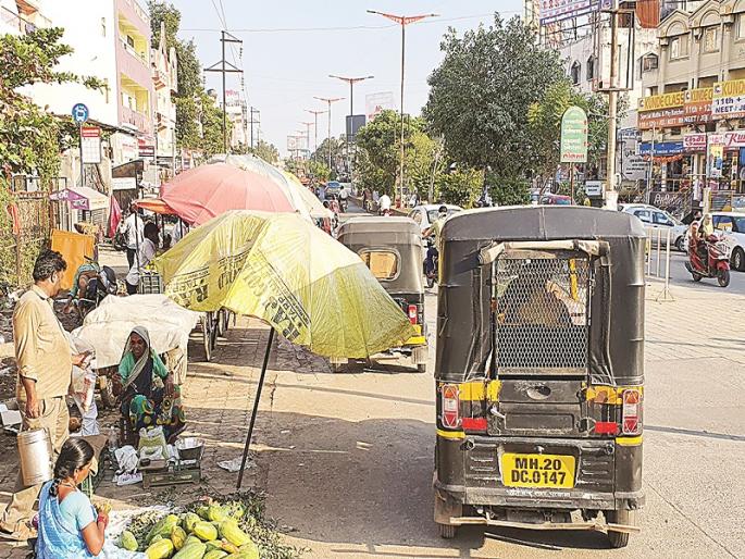 The kingdom of encroachments on the 7 crore Gajanan Maharaj Temple to Pundalikanagar road | 7 कोटींच्या गजानन महाराज मंदिर ते पुंडलिकनगर रस्त्यावर अतिक्रमणांचे साम्राज्य The kingdom of encroachments on the 7 crore Gajanan Maharaj Temple to Pundalikanagar road | 7 कोटींच्या गजानन महाराज मंदिर ते पुंडलिकनगर रस्त्यावर अतिक्रमणांचे साम्राज्य