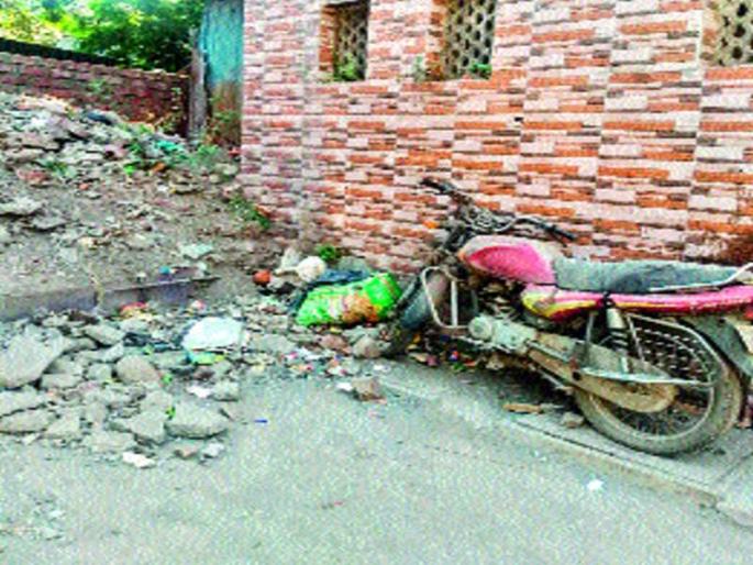  Karvenagar Main Chowk: Women's toilet problem | कर्वेनगर मुख्य चौक : महिला स्वच्छतागृहाची झाली कचराकुंडी