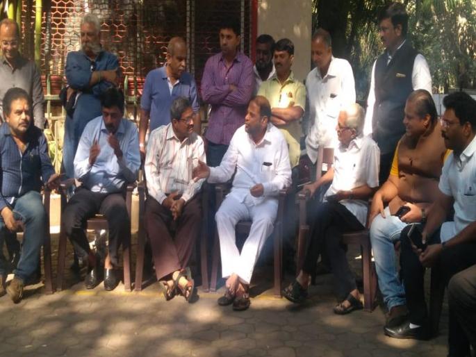 helmet must from 1st january residents oppose rule pune | पुण्यात हेल्मेटसक्तीला विरोध; सविनय कायदेभंग करून काढणार मोर्चा helmet must from 1st january residents oppose rule pune | पुण्यात हेल्मेटसक्तीला विरोध; सविनय कायदेभंग करून काढणार मोर्चा