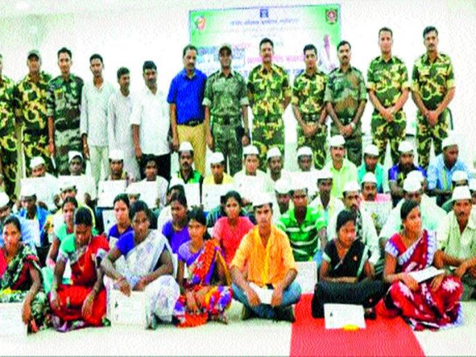 Adopt social work; Maya's hand on the heads of Naxalites | सामाजिक कार्याचा जोपासला आदर्श; नक्षलग्रस्त मुलांच्या डोक्यावर मायेचा हात Adopt social work; Maya's hand on the heads of Naxalites | सामाजिक कार्याचा जोपासला आदर्श; नक्षलग्रस्त मुलांच्या डोक्यावर मायेचा हात