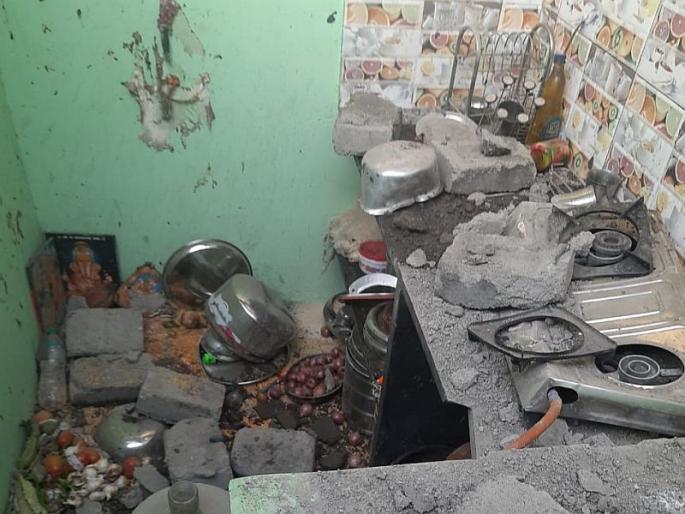 Three injured in gas blast in Pune | पुण्यात गॅस गळती होऊन स्फोट, तीन जण जखमी Three injured in gas blast in Pune | पुण्यात गॅस गळती होऊन स्फोट, तीन जण जखमी