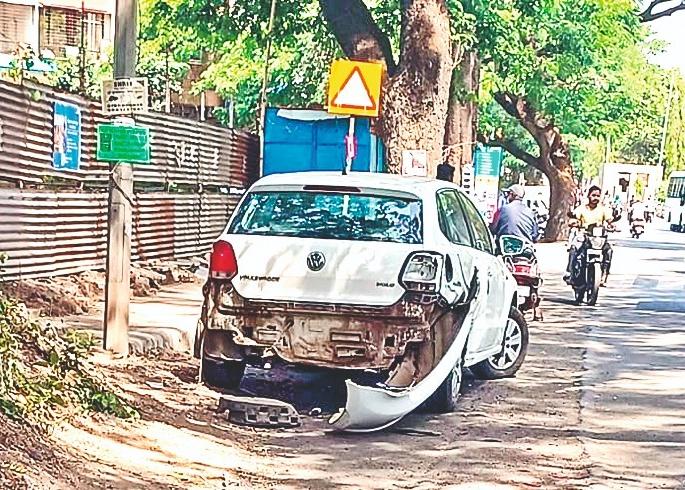 Municipal COs car hit two vehicles | नगरपरिषद सीओच्या भरधाव कारची दोन वाहनांना धडक; अपघातानंतर अधिकाऱ्याने केलं 'असं' कृत्य Municipal COs car hit two vehicles | नगरपरिषद सीओच्या भरधाव कारची दोन वाहनांना धडक; अपघातानंतर अधिकाऱ्याने केलं 'असं' कृत्य