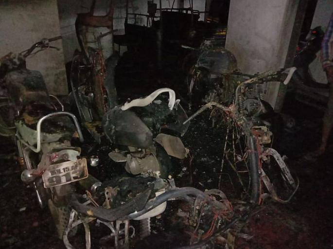 11 vehicles catch fire in pune | पुण्यातील दांडेकर पुलाजवळील इमारतीतील 11 गाड्या जळून खाक 11 vehicles catch fire in pune | पुण्यातील दांडेकर पुलाजवळील इमारतीतील 11 गाड्या जळून खाक