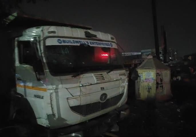 dumper crushes 9 people sleeping on pavement three including 2 children died in wagholi pune | डंपरने फुटपाथवर झोपलेल्या ९ जणांना चिरडले; २ चिमुरड्यासह एकाचा मृत्यू dumper crushes 9 people sleeping on pavement three including 2 children died in wagholi pune | डंपरने फुटपाथवर झोपलेल्या ९ जणांना चिरडले; २ चिमुरड्यासह एकाचा मृत्यू