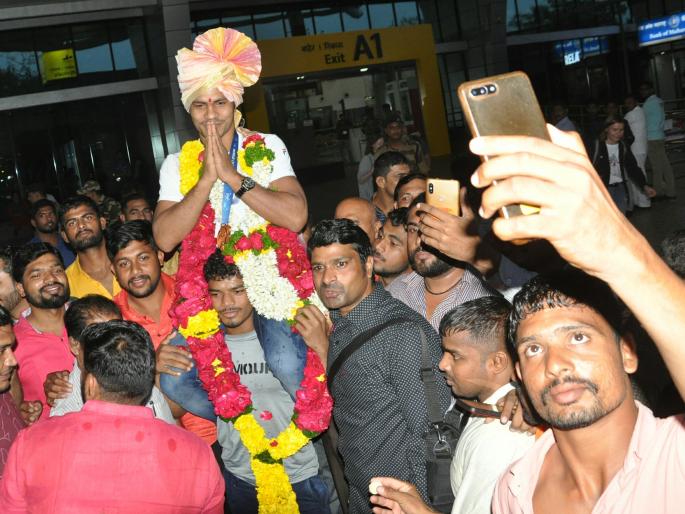 Rahul Aaware returns to Pune, he is warmly welcomed | राहुल आवारेचे पुण्यात परतल्यावर जोरदार स्वागत Rahul Aaware returns to Pune, he is warmly welcomed | राहुल आवारेचे पुण्यात परतल्यावर जोरदार स्वागत