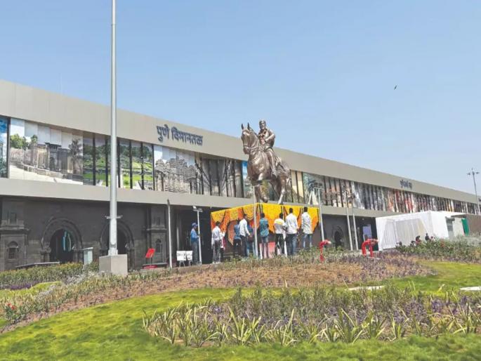 Finally, the plane crashed on the 'Parking Bay' was removed! Flight delays at Pune airport will be avoided | अखेर ‘पार्किंग बे’वरील अपघातग्रस्त विमान हटविले! पुणे विमानतळावरील विमानांचा विलंब टळणार Finally, the plane crashed on the 'Parking Bay' was removed! Flight delays at Pune airport will be avoided | अखेर ‘पार्किंग बे’वरील अपघातग्रस्त विमान हटविले! पुणे विमानतळावरील विमानांचा विलंब टळणार
