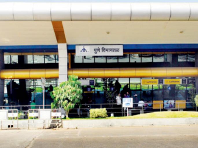 water lodging at pune airport due to heavy rain | मान्सूनच्या पहिल्याच पावसात पुणे विमानतळावरील प्रवाशांचे हाल water lodging at pune airport due to heavy rain | मान्सूनच्या पहिल्याच पावसात पुणे विमानतळावरील प्रवाशांचे हाल