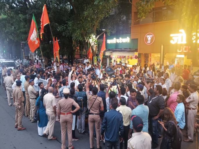 A sit-in between BJP and Congress workers in Pune; Riot in front of Congress Bhavan | Video: पुण्यात भाजप आक्रमक; काँग्रेस भवनासमोर दोघांचे कार्यकर्ते आमनेसामने A sit-in between BJP and Congress workers in Pune; Riot in front of Congress Bhavan | Video: पुण्यात भाजप आक्रमक; काँग्रेस भवनासमोर दोघांचे कार्यकर्ते आमनेसामने