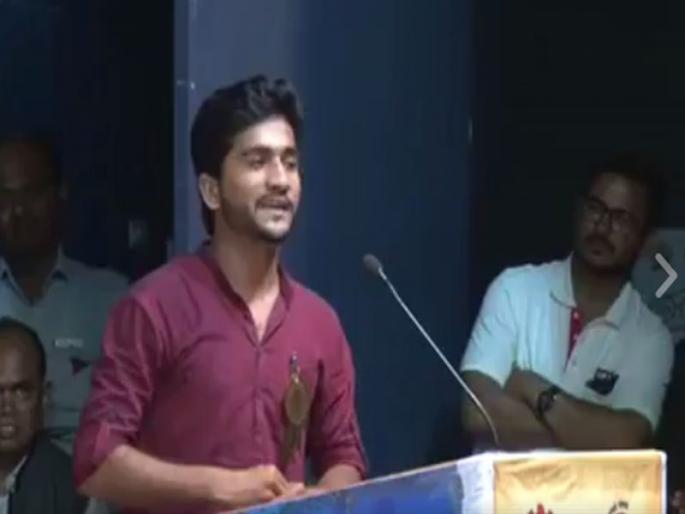 The words of Ankush are shocking on the social media, the politics of students bruises politicians. | अंकुशच्या बोचलेल्या शब्दांचा सोशल मिडीयावर धुमाकूळ, राज्यशास्त्राच्या विद्यार्थ्यांने राजकारण्यांना फोडला घाम The words of Ankush are shocking on the social media, the politics of students bruises politicians. | अंकुशच्या बोचलेल्या शब्दांचा सोशल मिडीयावर धुमाकूळ, राज्यशास्त्राच्या विद्यार्थ्यांने राजकारण्यांना फोडला घाम