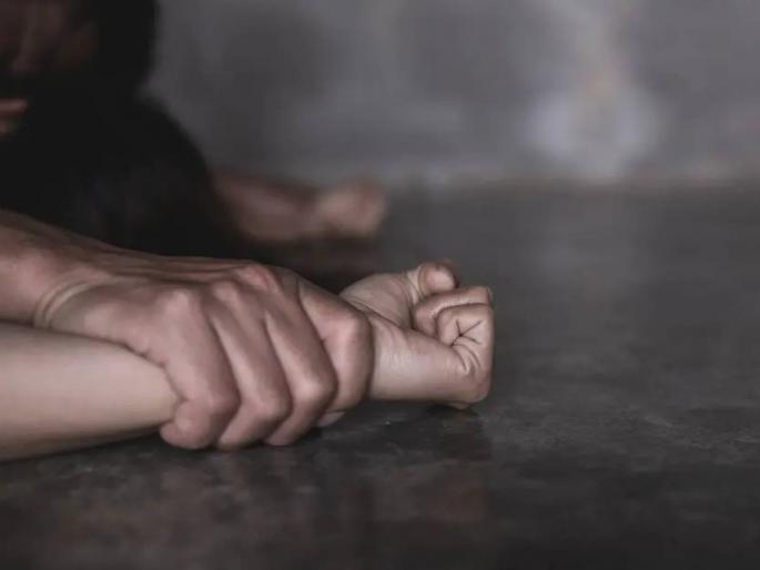 Beggar woman assaulted on footpath in Pune A case has been registered against four persons | भिकारी महिलेवर फूटपाथवर अत्याचार; पुण्यात चार जणांवर गुन्हा दाखल Beggar woman assaulted on footpath in Pune A case has been registered against four persons | भिकारी महिलेवर फूटपाथवर अत्याचार; पुण्यात चार जणांवर गुन्हा दाखल