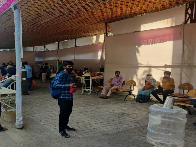 coronavirus patients incresed in maharashra pimpri hospital patients need to sit on chair for oxygen no beds avaislable | पिंपरी : रुग्णालयात बेड नसल्याने खुर्चीवर बसून ऑक्सिजन घेण्याची रुग्णांवर वेळ  