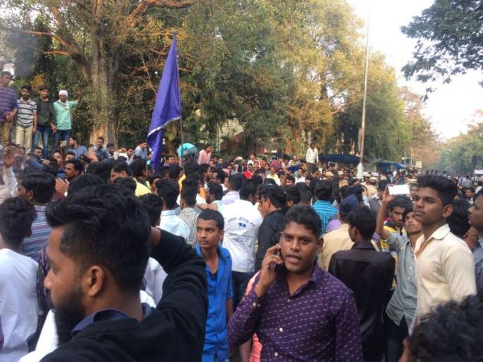 Opposing the various organizations in front of the Collector's office, angry workers tired the tire | जिल्हाधिकारी कार्यालयासमोर विविध संघटनांची निदर्शने, संतप्त कार्यकर्त्यांनी पेटवले टायर Opposing the various organizations in front of the Collector's office, angry workers tired the tire | जिल्हाधिकारी कार्यालयासमोर विविध संघटनांची निदर्शने, संतप्त कार्यकर्त्यांनी पेटवले टायर