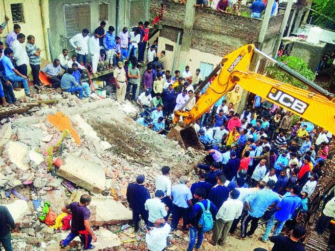 The primary form of building collapse is due to a weak foundation | कमकुवत पायामुळे इमारत कोसळल्याचा प्राथमिक अंदाज The primary form of building collapse is due to a weak foundation | कमकुवत पायामुळे इमारत कोसळल्याचा प्राथमिक अंदाज